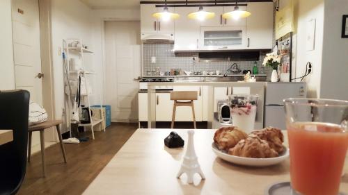 Kuchyň nebo kuchyňský kout v ubytování Hongdae Mainstreet Two Room House