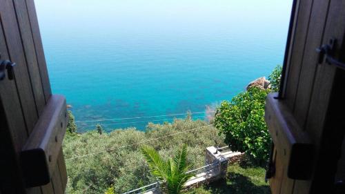 a view of the ocean from a window at Guesthouse Enastron in Chorefto