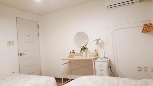 Postel nebo postele na pokoji v ubytování Hongdae Mainstreet Two Room House