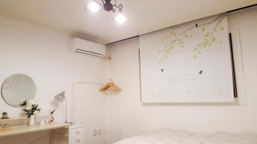 Postel nebo postele na pokoji v ubytování Hongdae Mainstreet Two Room House