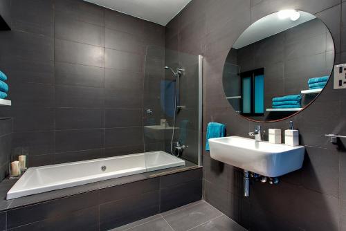 Ванная комната в Modern 2BR Sliema Apartment