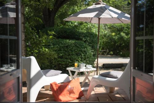 Κήπος έξω από το Logis Hôtel Castel Mouisson