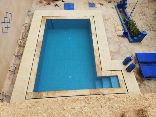 an overhead view of a swimming pool at Maison Mirage B&B in Hassilabied