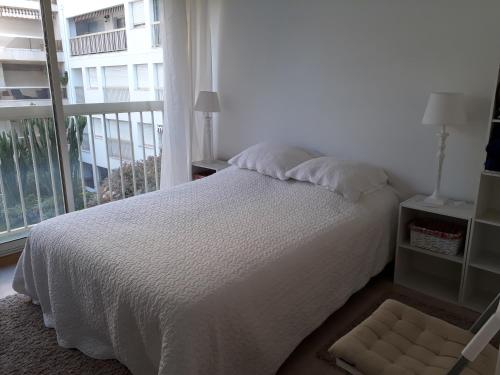 Ένα ή περισσότερα κρεβάτια σε δωμάτιο στο Appartement Front de Mer avec Piscine