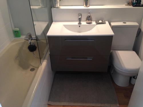 Ένα μπάνιο στο Appartement Front de Mer avec Piscine