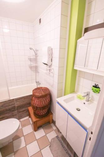 une salle de bain avec une douche, un lavabo et des toilettes dans l'établissement Pigalle Montmartre - Studio LaGoulue - 25 m2 - 2 minutes de la station Métro Pigalle - 2 lits simples type gigogne pour 2-3 personnes -Quartier Hypertouristique -Cabaret Moulin Rouge à 200-Café Aux Noctambules-Cabaret chez Michou-Restaurants théâtres, à Paris