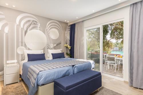 Ένα ή περισσότερα κρεβάτια σε δωμάτιο στο Odysseus Villa