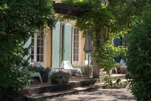 Κήπος έξω από το Logis Hôtel Castel Mouisson