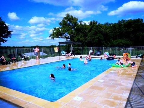 a group of people in a swimming pool at Camping Parc de la Brenne in Lignac