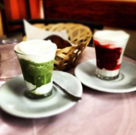 dos bebidas en platos blancos en una mesa en Taverna Paradiso, en Acquedolci