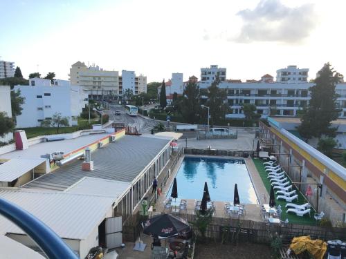 vista sulla piscina di una città di Apartamento Vilamoura Marina a Vilamoura