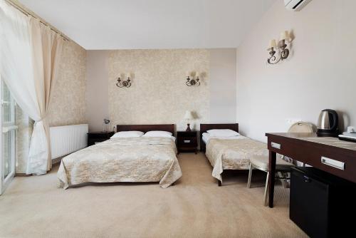 Postel nebo postele na pokoji v ubytování Hotel Pod Kasztanami