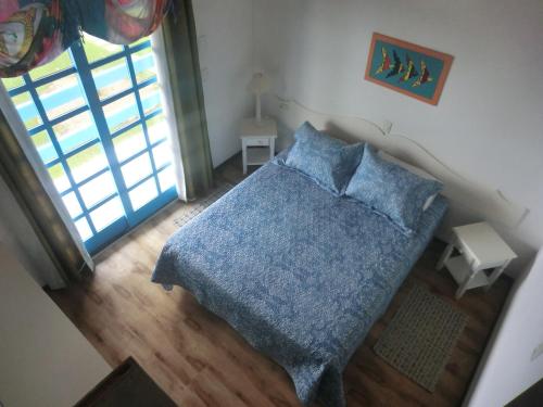 an overhead view of a bedroom with a bed and a window at O Costão do Sol in Balneário Camboriú