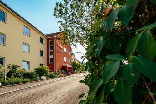 a cobblestone street next to a building at Hotel Residenz in Schnelldorf