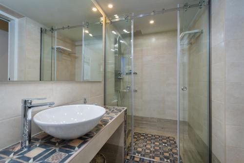 Ένα μπάνιο στο Odysseus Villa