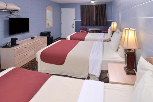 Кровать или кровати в номере Americas Best Value Inn & Suites Branson - Near the Strip
