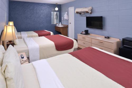 Кровать или кровати в номере Americas Best Value Inn & Suites Branson - Near the Strip