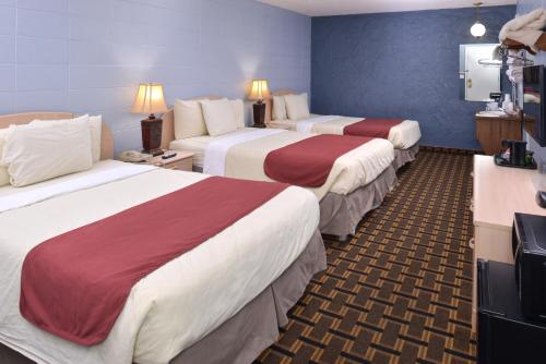 Кровать или кровати в номере Americas Best Value Inn & Suites Branson - Near the Strip