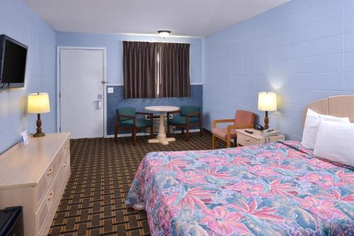 Кровать или кровати в номере Americas Best Value Inn & Suites Branson - Near the Strip