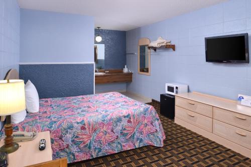 Кровать или кровати в номере Americas Best Value Inn & Suites Branson - Near the Strip