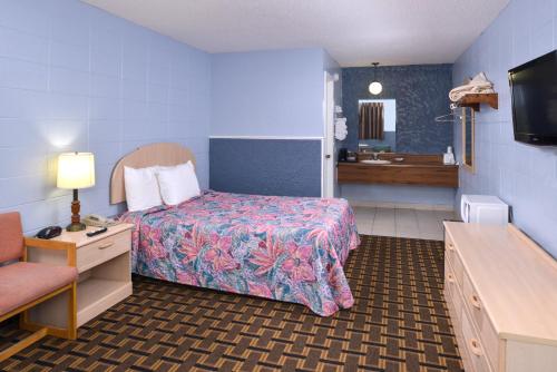 Кровать или кровати в номере Americas Best Value Inn & Suites Branson - Near the Strip