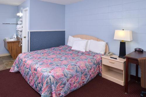 Кровать или кровати в номере Americas Best Value Inn & Suites Branson - Near the Strip