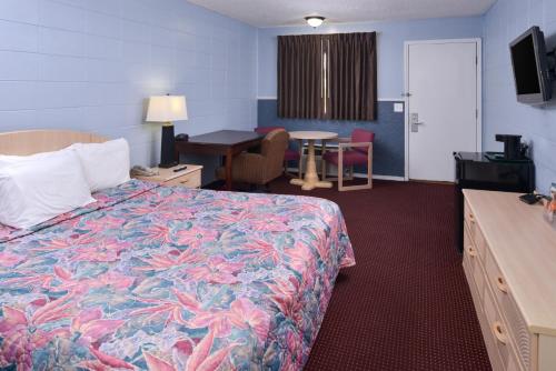Кровать или кровати в номере Americas Best Value Inn & Suites Branson - Near the Strip