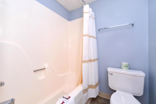 Ванная комната в Americas Best Value Inn & Suites Branson - Near the Strip