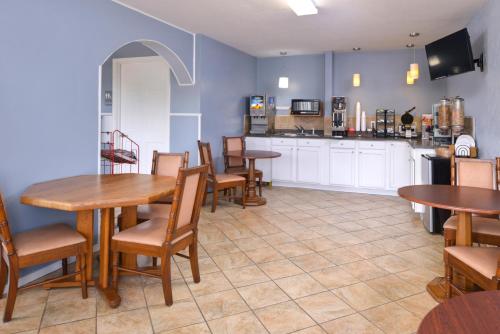 Лаундж или бар в Americas Best Value Inn & Suites Branson - Near the Strip