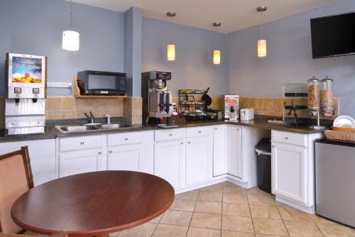 Кухня или мини-кухня в Americas Best Value Inn & Suites Branson - Near the Strip
