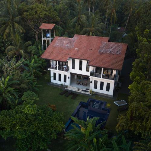 una vista aérea de una casa con techo rojo en Madampe House 3 bedroom villa with pool for#7 en Ambalangoda
