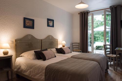 Ένα ή περισσότερα κρεβάτια σε δωμάτιο στο Logis Hôtel Castel Mouisson