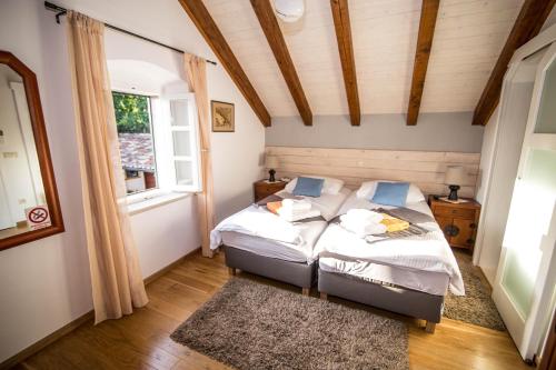 LovornoにあるKameni Dvori - Family Holiday Villa near Dubrovnikのベッドと窓のある小さな寝室