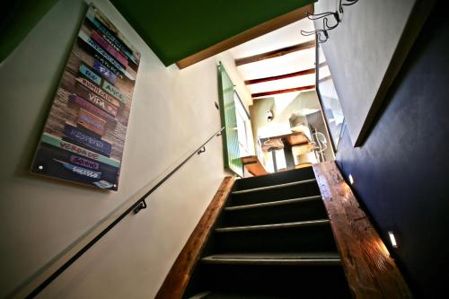 un escalier dans un bâtiment avec un panneau sur le mur dans l'établissement G.A.P. genova aquarium pentahouse, à Gênes