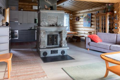 Cabaña de madera con sala de estar con chimenea en Leenan tupa, en Sonka