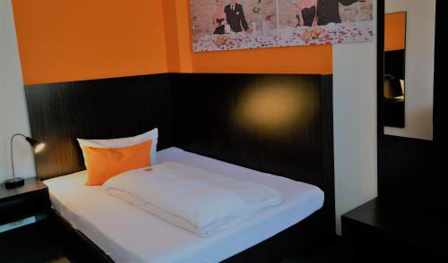 Postel nebo postele na pokoji v ubytování GS Hotel Mindelheim