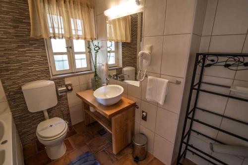 LovornoにあるKameni Dvori - Family Holiday Villa near Dubrovnikのトイレと洗面台付きのバスルーム