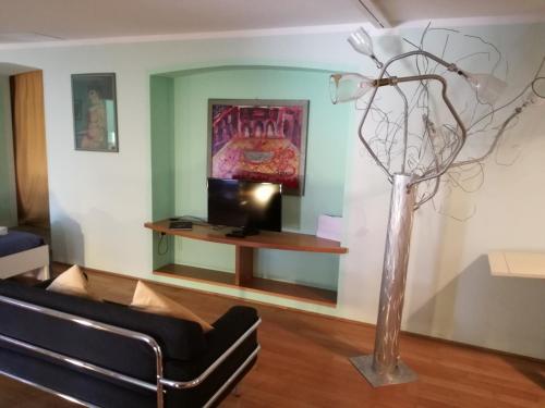 TV a/nebo společenská místnost v ubytování Zaffiro Blu Airport
