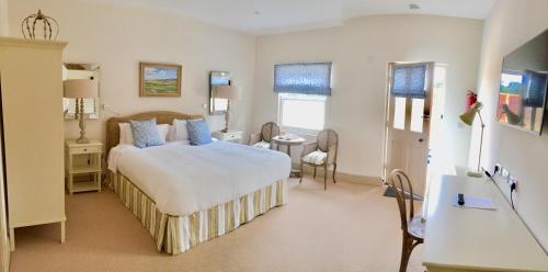 a bedroom with a bed and a desk in a room at Carlton Towers Stapleton's & Parkgate's in Carlton