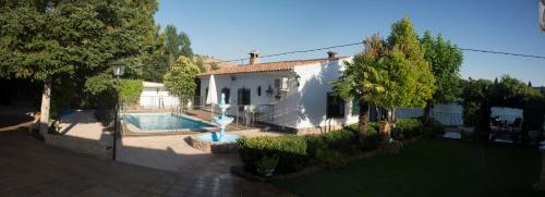 una vista aérea de una casa con piscina en Villa Emilia, en Ruidera