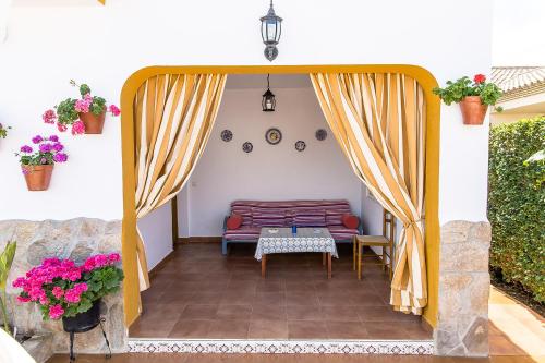 コニル・デ・ラ・フロンテーラにあるCasa los Mellizos, ideal para familiasのリビングルーム(ソファ、テーブル付)