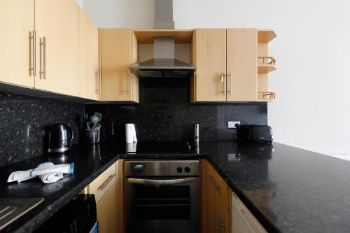 Great 2 bedroom apt by the beach and town photo 16