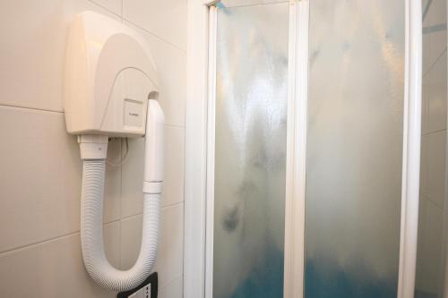 シルミオーネにあるB&B Americaのシャワー付きのバスルーム(電話付)