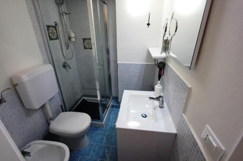 La salle de bains est pourvue d'un lavabo, de toilettes et d'une douche. dans l'établissement La Terrazza dei Sogni, à Ustica