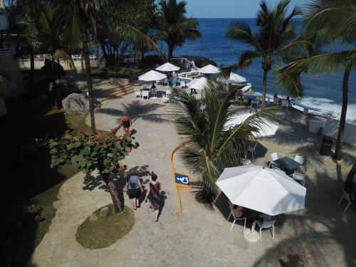 an overhead view of a beach with tables and umbrellas at Casa Marina Beach & Reef All Inclusive in Sosúa
