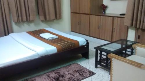 Una cama o camas en una habitación de Atithi Ashray