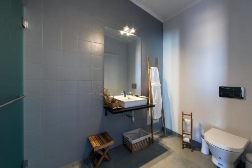 a bathroom with a sink and a toilet at Agroturismo Xistos in Cerca