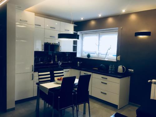 Kuchyň nebo kuchyňský kout v ubytování Apartament Ala