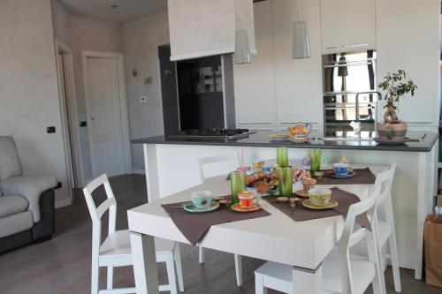 eine Küche mit einem Tisch mit Essen drauf in der Unterkunft Dafne Holiday in Agerola