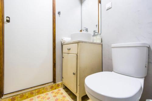 een badkamer met een toilet, een wastafel en een spiegel bij Olá Lisbon - Bairro Alto II in Lissabon